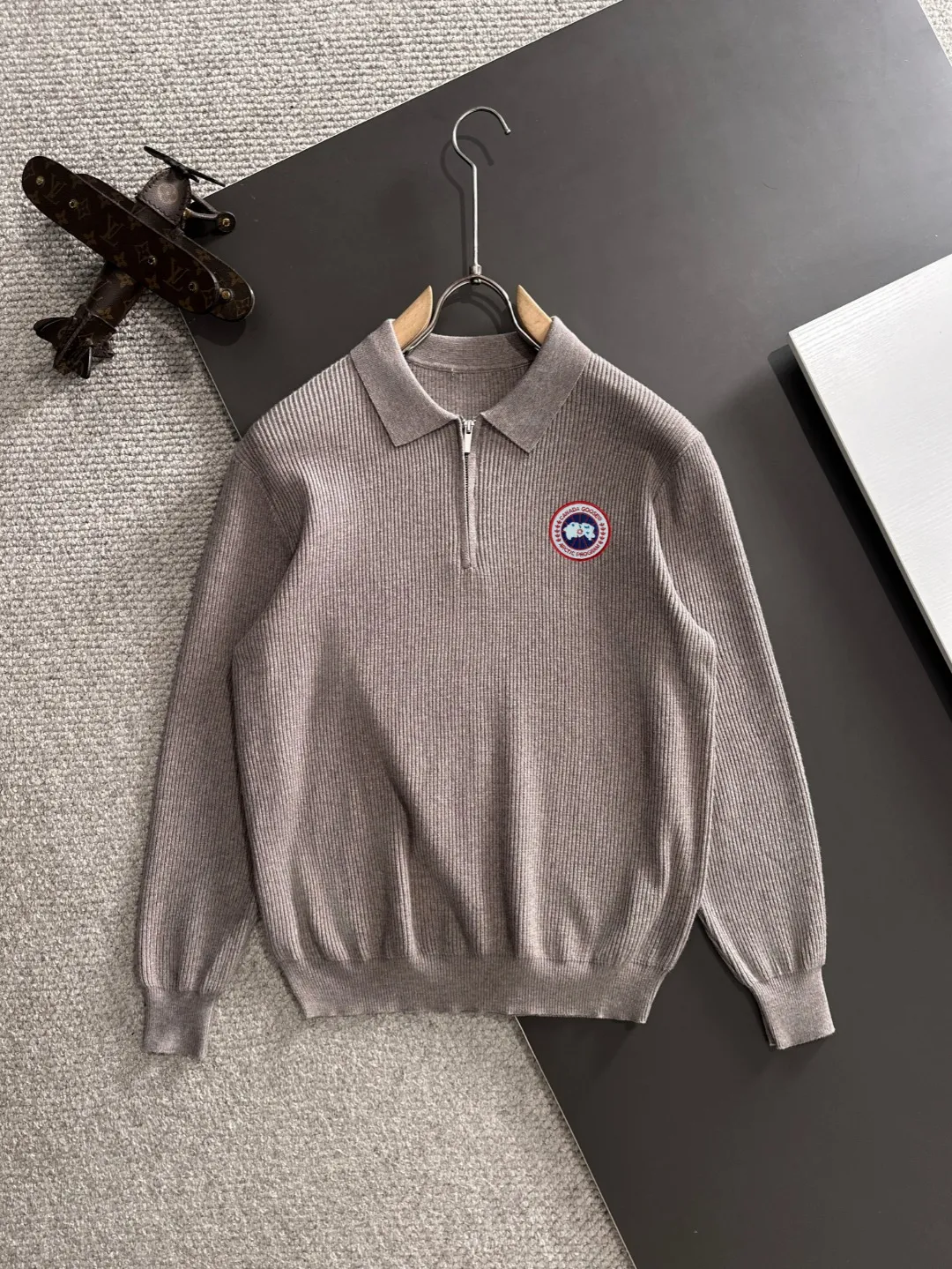 Next day shipping P360 Big Goose 2025 official website latest round neck sweater for autumn and winter, popular models are on sale at the same time at the counter! Specially made of wool blended fabric. It feels comfortable and can be directly in contact with the skin. The logo badge is exquisitely embroidered, which is extremely eye-catching! The details highlight the fashionable charm of big brands. Exquisite workmanship. Three-dimensional cutting style. The wearing effect is invincible and handsome! All three standards are complete! Size: M-3XL
